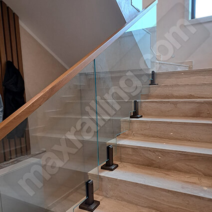 Стъклен парапет по стълби с ниски колонки